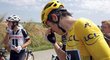 Lídr Tour Geraint Thomas si vymývá oči po zásahu od slzného plynu