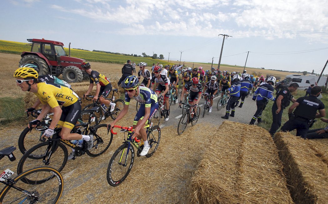 Cyklisté se na Tour de France znovu rozjíždějí kolem místa protestu