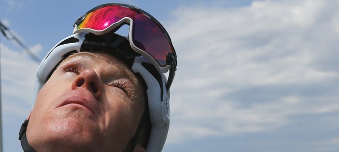 Čtyřnásobný vítěz Tour de France Chris Froome si vymývá oči