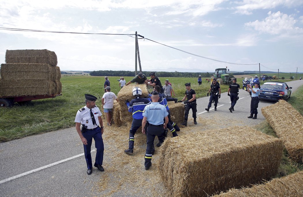 Protestující přehradili cestu balíky slámy