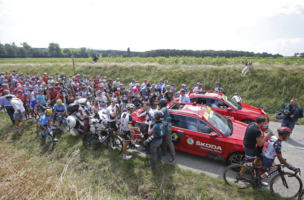 Peloton Tour de France se nuceně zastavil kvůli protestu