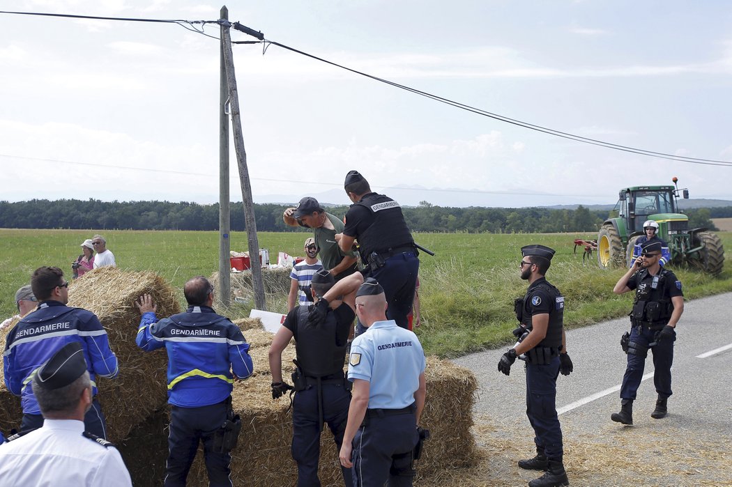 Farmáři zahradili cestu cyklistů na Tour de France balíky slámy