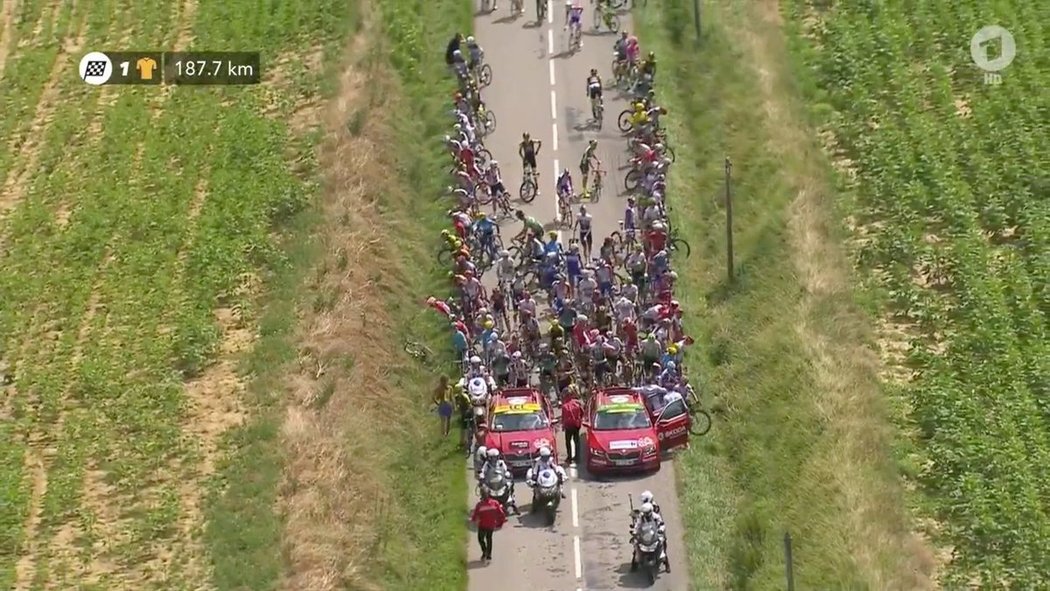 Peloton Tour de France se zastavil kvůli protestu farmářů