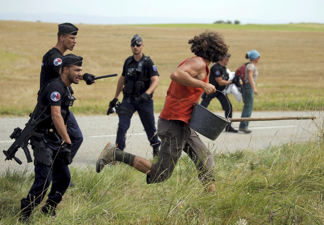 Policisté pronásledují jednoho z protestujících