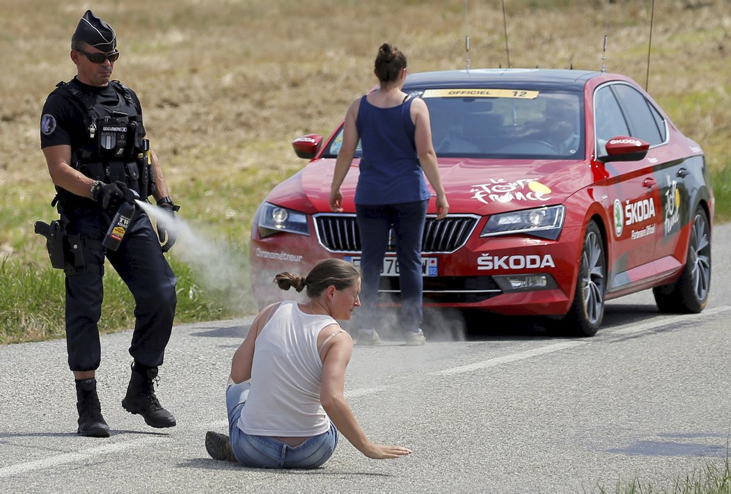 Jedna z protestujících dostala od policisty přímý zásah slzným plynem