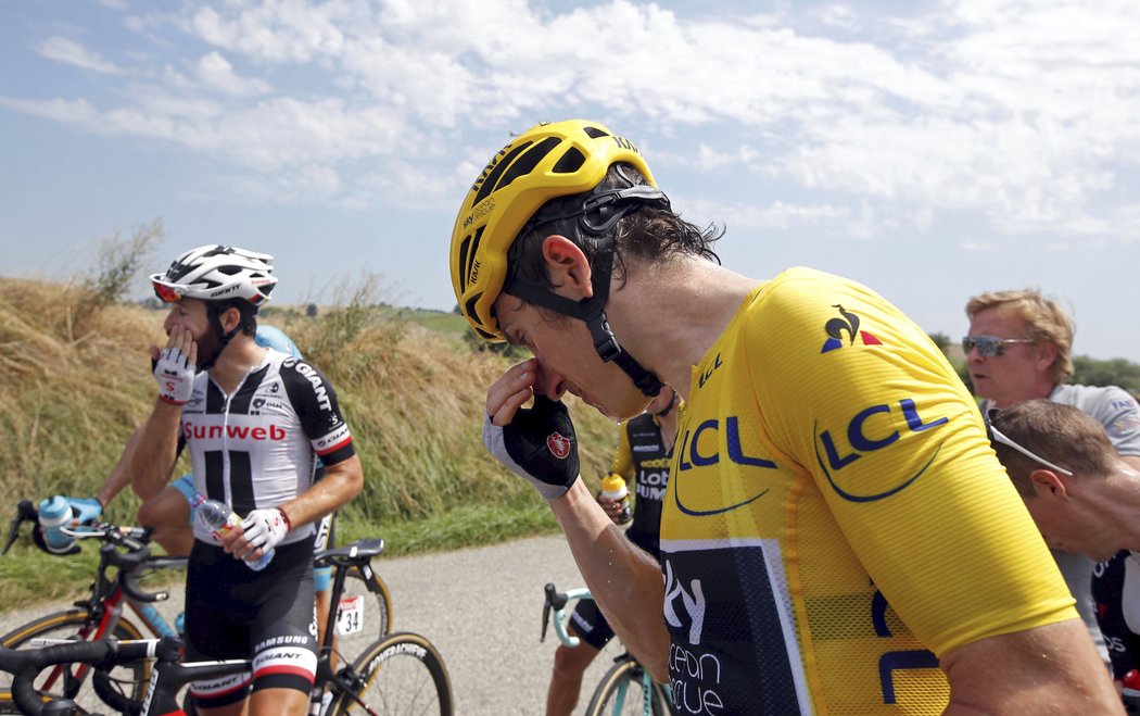 Lídr Tour Geraint Thomas si vymývá oči po zásahu od slzného plynu