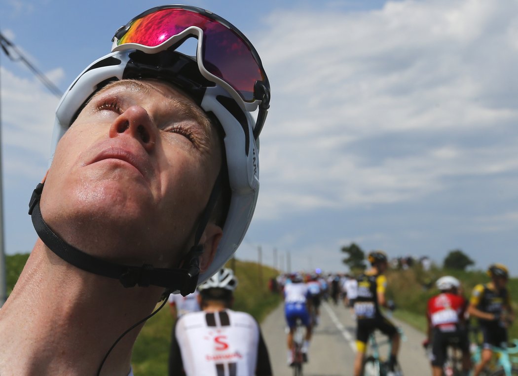 Čtyřnásobný vítěz Tour de France Chris Froome si vymývá oči