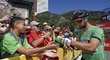 Peter Sagan rozdává podpisy před startem náročné etapy Tour  s cílem v lyžařském středisku Alpe d&#39;Huez