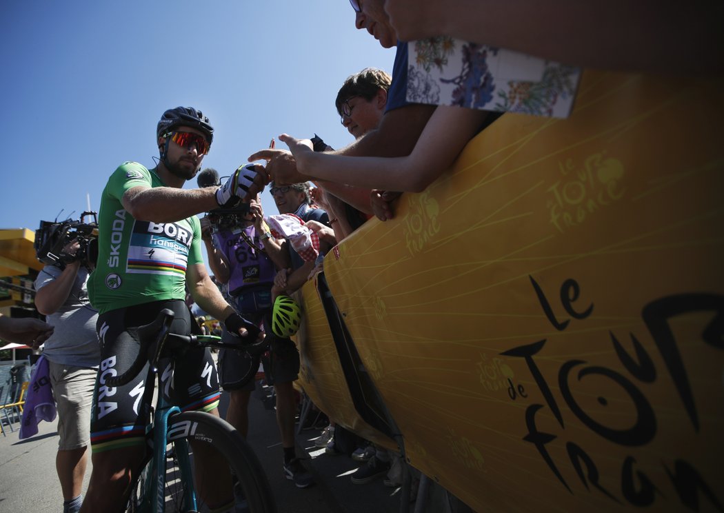 Peter Sagan se před startem etapy podepisuje fanouškům