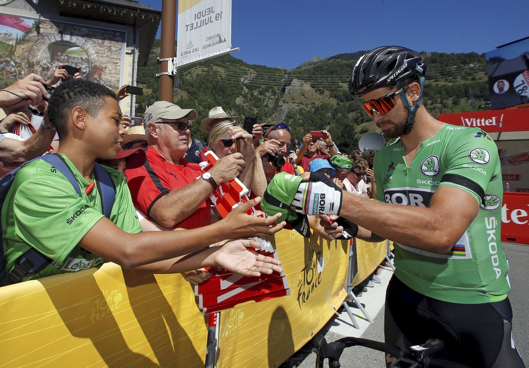 Peter Sagan rozdává podpisy před startem náročné etapy Tour  s cílem v lyžařském středisku Alpe d&#39;Huez