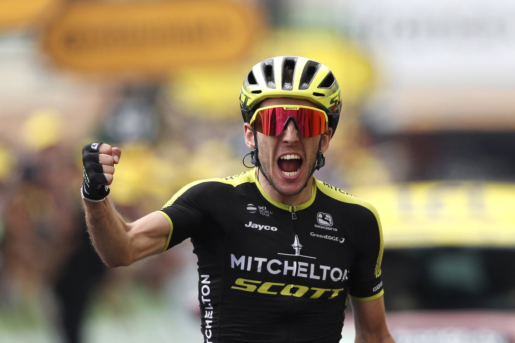 Simon Yates slaví triumf ve 12. etapě Tour de France