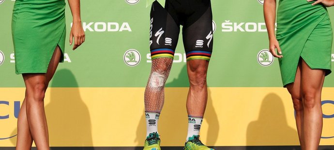 Nohy Petera Sagana a nohy hostesek při slavnostním ceremoniálu po jedné z etap Tour de France