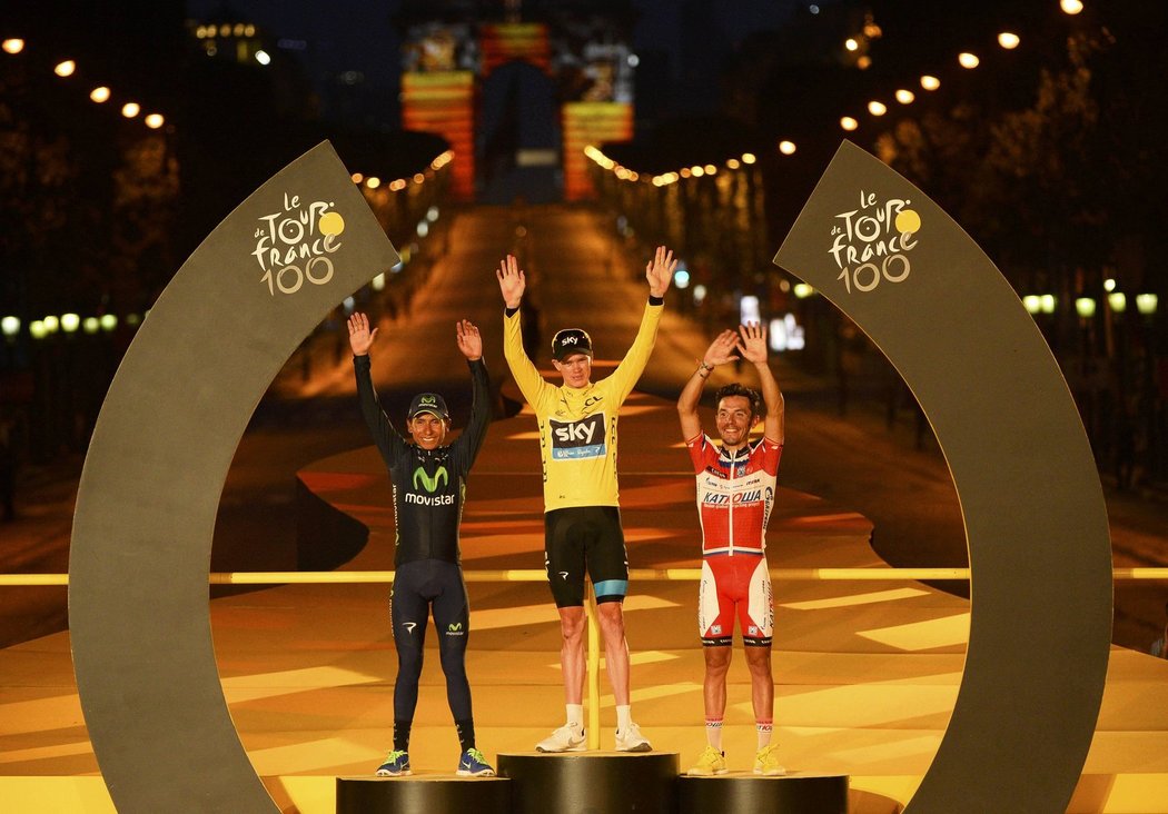Vyhlášení nejlepších cyklistů na letošní Tour de France po dojezdu poslední etapy v Paříži