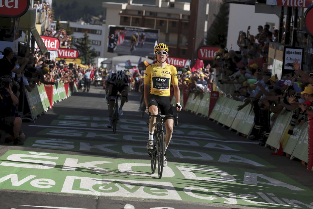 Britský cyklista Geraint Thomas dojíždí do cíle jako první