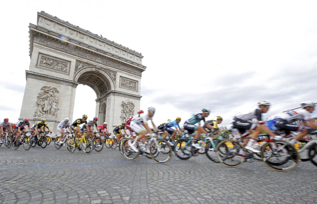 Peloton Tour de France míří do cíle poslední etapy