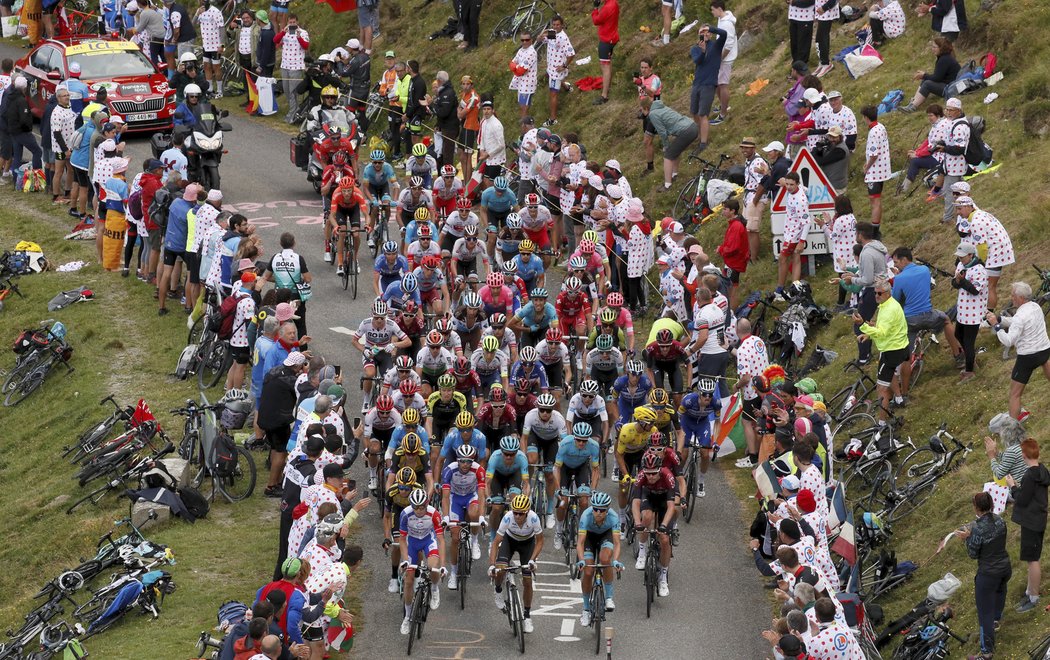 Peloton Tour de France vjel do pyrenejských kopců