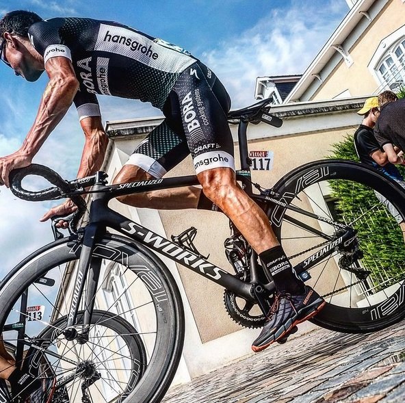 Nohy polského cyklisty Pawla Pojanského v akci během přípravy na Tour de France