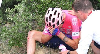 Na Vueltě po pádu končí několik cyklistů, Štybar ztratil 12 minut