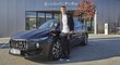 Biker Jaroslav Kulhavý u své nové chlouby - Maserati Levante.