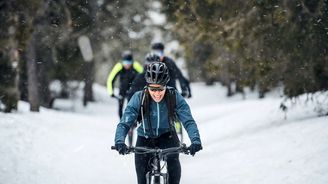 Chcete jezdit na kole i v zimě? Myslete na termoprádlo i speciální cyklistické pláště Chcete jezdit na kole i v zimě? Myslete na termoprádlo i speciální cyklistické pláště
