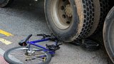 Seniorku na kole (†67) srazil u Chocně náklaďák: Policisté silnici uzavřeli 