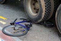 Tragická nehoda v Plzni: Cyklistka zemřela pod koly náklaďáku