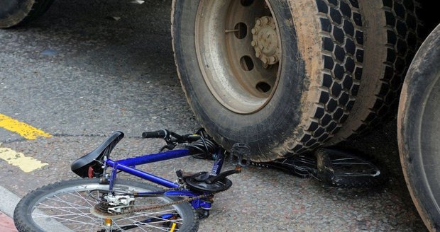 Tragická nehoda v Plzni: Cyklistka zemřela pod koly náklaďáku