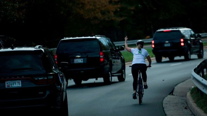 Cyklistky miniaturní prostest proti prezidentské koloně. Cyklistky miniaturní prostest proti prezidentské koloně.