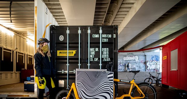 Přímo pod magistrálou na Těšnově se otevřelo fungl nové cyklodepo. Nákladní elektrokola mají nahradit dodávky a v centru města budou rozvážet nákupy a balíky.