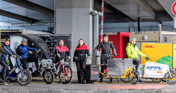 Přímo pod magistrálou na Těšnově se otevřelo fungl nové cyklodepo. Nákladní elektrokola mají nahradit dodávky a v centru města budou rozvážet nákupy a balíky.