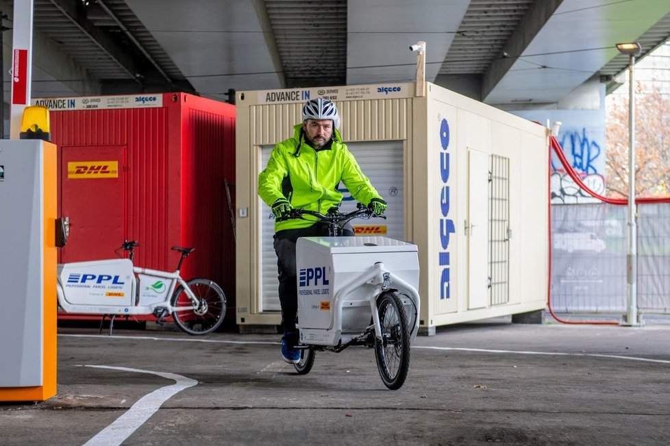 Přímo pod magistrálou na Těšnově se otevřelo fungl nové cyklodepo. Nákladní elektrokola mají nahradit dodávky a v centru města budou rozvážet nákupy a balíky.