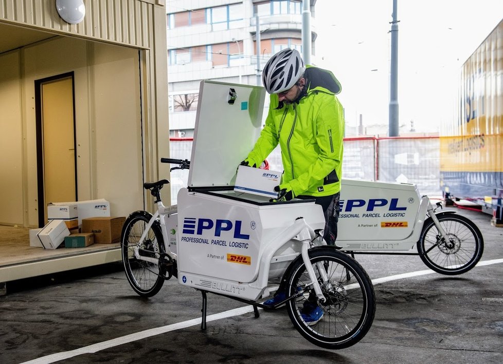 Přímo pod magistrálou na Těšnově se otevřelo fungl nové cyklodepo. Nákladní elektrokola mají nahradit dodávky a v centru města budou rozvážet nákupy a balíky.