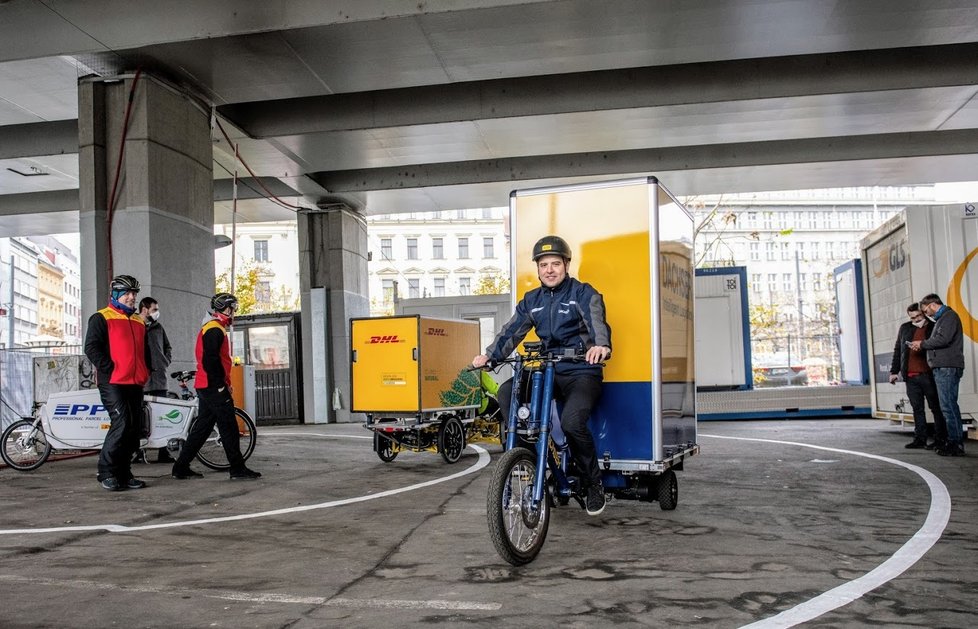 Přímo pod magistrálou na Těšnově se otevřelo fungl nové cyklodepo. Nákladní elektrokola mají nahradit dodávky a v centru města budou rozvážet nákupy a balíky.