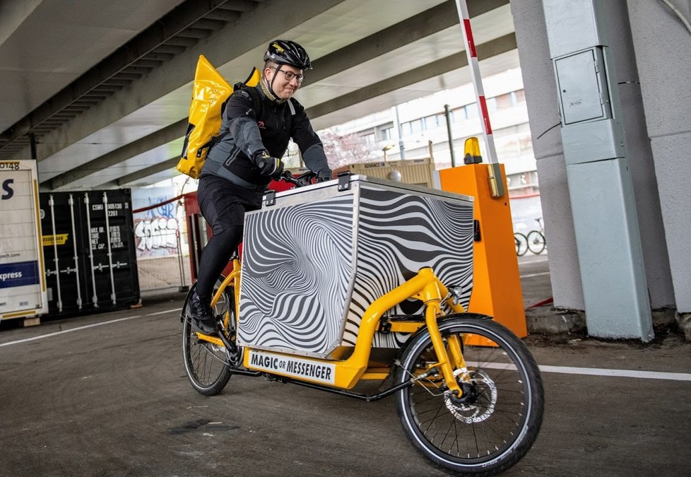 Přímo pod magistrálou na Těšnově se otevřelo fungl nové cyklodepo. Nákladní elektrokola mají nahradit dodávky a v centru města budou rozvážet nákupy a balíky.