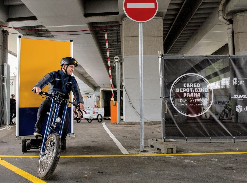 Přímo pod magistrálou na Těšnově se otevřelo fungl nové cyklodepo. Nákladní elektrokola mají nahradit dodávky a v centru města budou rozvážet nákupy a balíky.