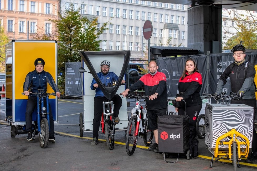 Přímo pod magistrálou na Těšnově se otevřelo fungl nové cyklodepo. Nákladní elektrokola mají nahradit dodávky a v centru města budou rozvážet nákupy a balíky.