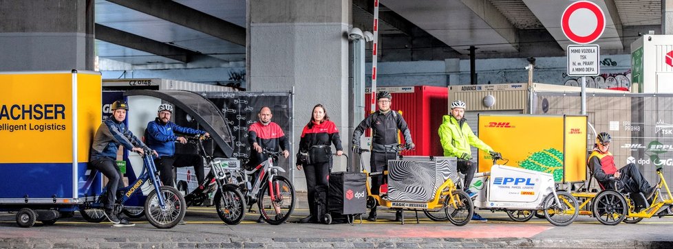 Přímo pod magistrálou na Těšnově se otevřelo fungl nové cyklodepo. Nákladní elektrokola mají nahradit dodávky a v centru města budou rozvážet nákupy a balíky.