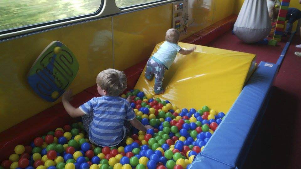 Josefína s Bartolomějem v balonkové herně ve vlaku