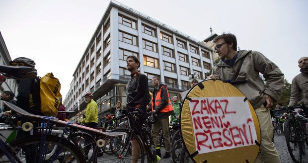 Cyklisté v centru Prahy demonstrovali za průjezdnost pro kola.