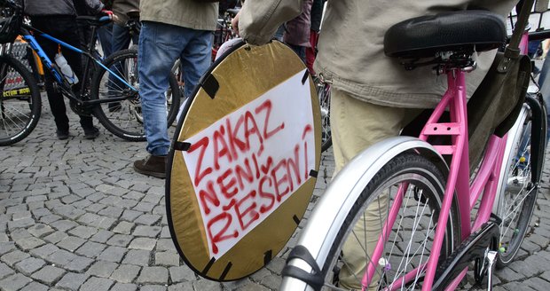 Cyklisté v centru Prahy v minulosti demonstrovali za průjezdnost pro kola.