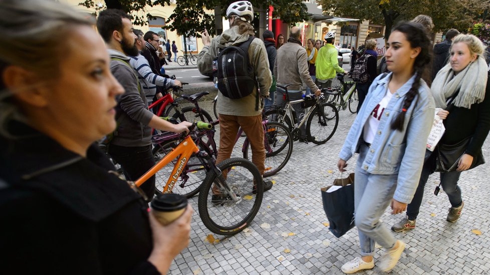 Cyklisté v centru Prahy demonstrovali za průjezdnost pro kola.