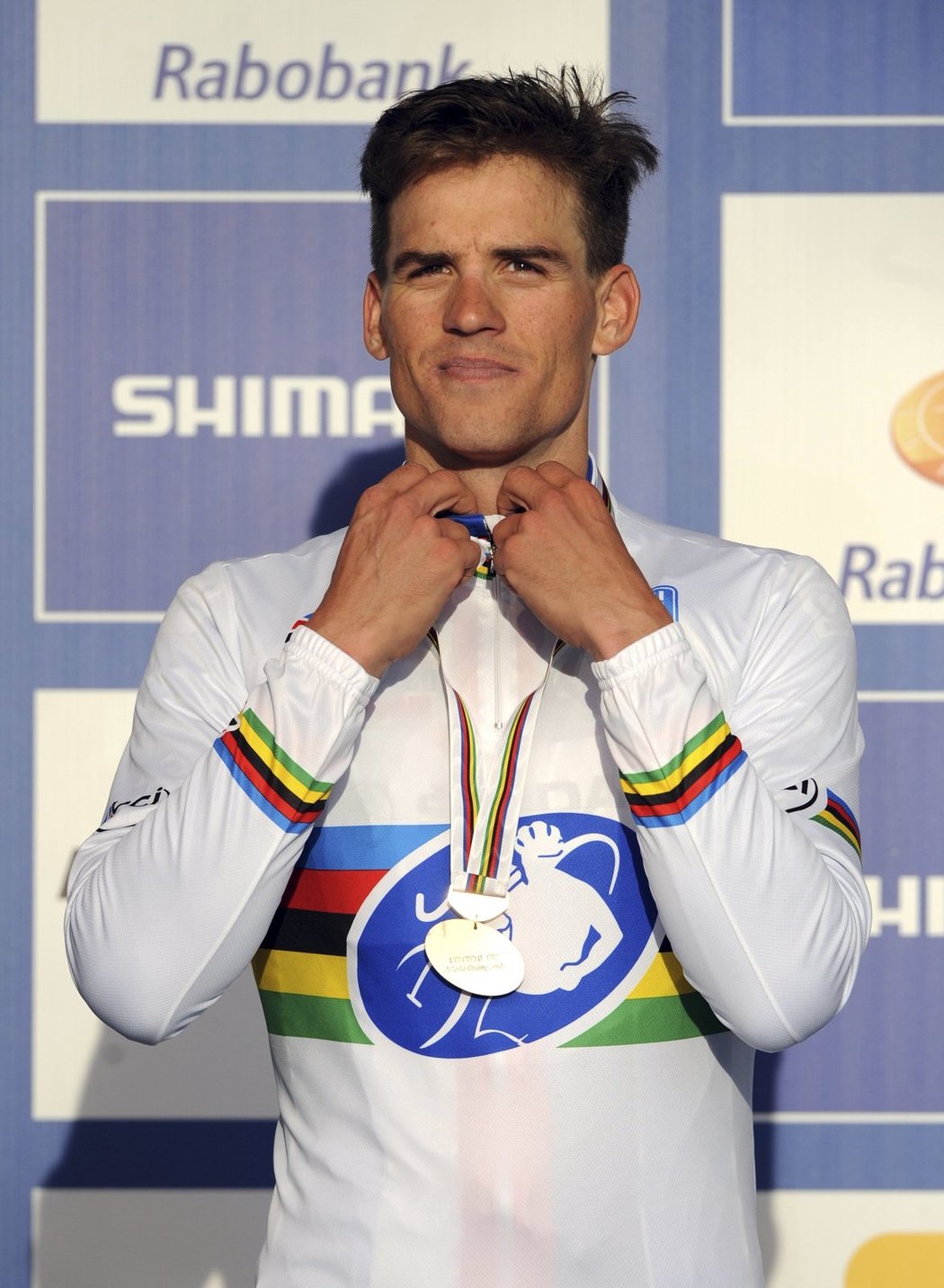 Zdeněk Štybar se stal potřetí v kariéře mistrem světa v cyklokrosu. V nizozemském Hoogerheide porazil obhájce titulu Belgičana Svena Nyse a navázal na triumfy z let 2010 a 2011. V posledních sezonách jsou přitom pro osmadvacetiletého českého jezdce prioritou již závody na silnici.