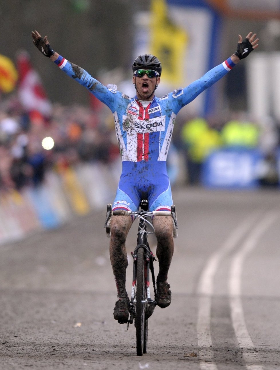 Radost v cíli! Zdeněk Štybar se stal potřetí v kariéře mistrem světa v cyklokrosu.