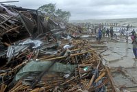 Cyklón Roanu bičuje Bangladéš. Nejméně 21 mrtvých a 100 zraněných