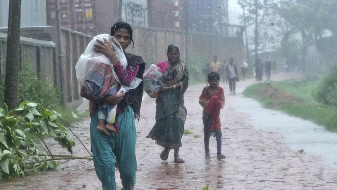 Cyklón Roanu bičuje pobřeží Bangladéše, připravil o život 21 lidí