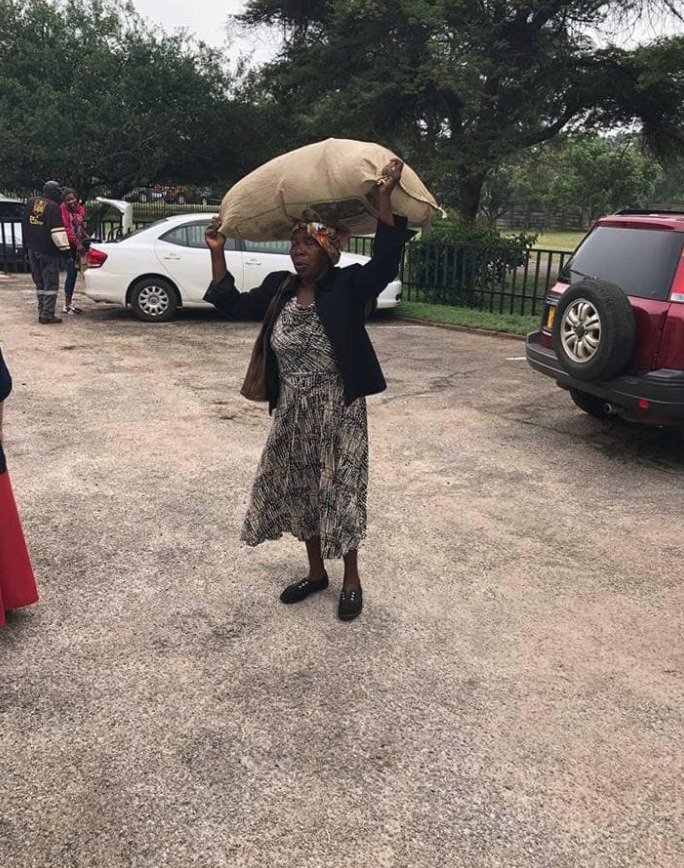 Zimbabwanka Plaxedes Dilonová (71) přinesla pomoc pěšky.