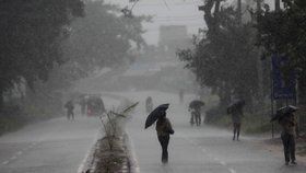 Cyklon o velikosti Francie decimuje Indii