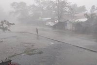 Cyklon Mocha udeřil v Asii: Zabíjel, ničil lodě, způsobil záplavy. Obří uprchlický tábor ušetřil