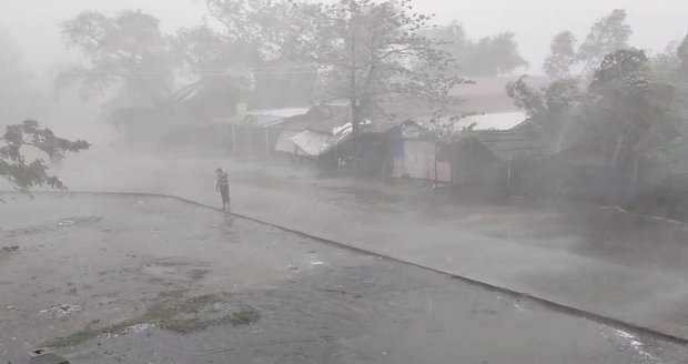 Cyklon Mocha udeřil v Asii: Zabíjel, ničil lodě, způsobil záplavy. Obří uprchlický tábor ušetřil