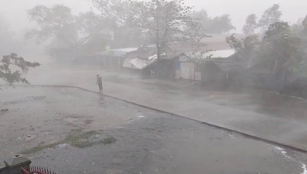 Silný cyklon Mocha dosáhl pobřeží Bangladéše a Barmy